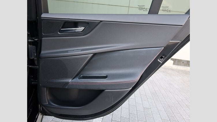 2015 認定中古車 Jaguar XE Santorini Black 20ｄ R-Spot