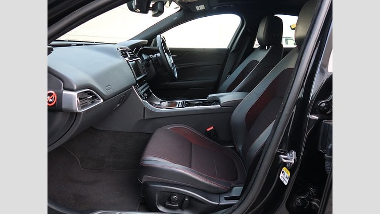 2015 認定中古車 Jaguar XE Santorini Black 20ｄ R-Spot