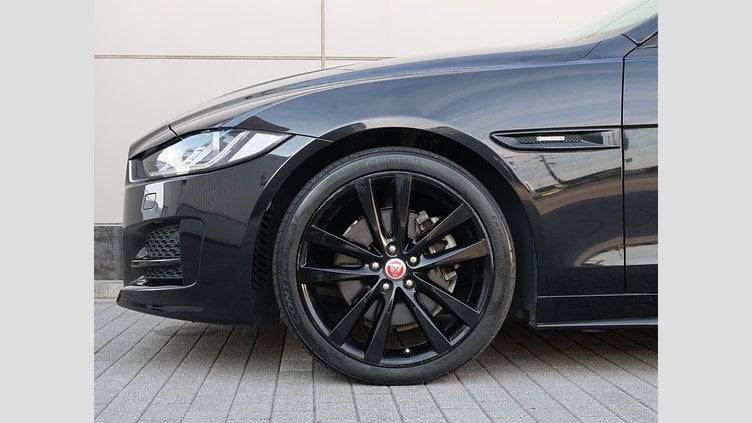 2015 認定中古車 Jaguar XE Santorini Black 20ｄ R-Spot