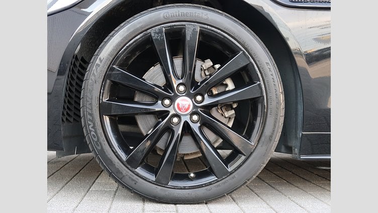 2015 認定中古車 Jaguar XE Santorini Black 20ｄ R-Spot