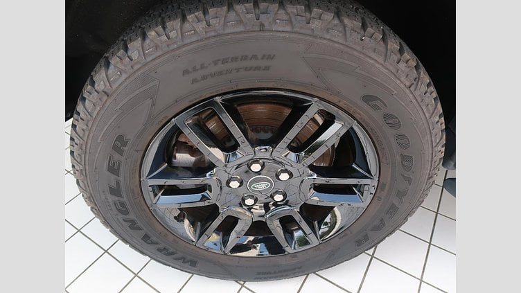 2023 認定中古車 Land Rover Defender 110 サントリーニブラック(メタリック) D300 S