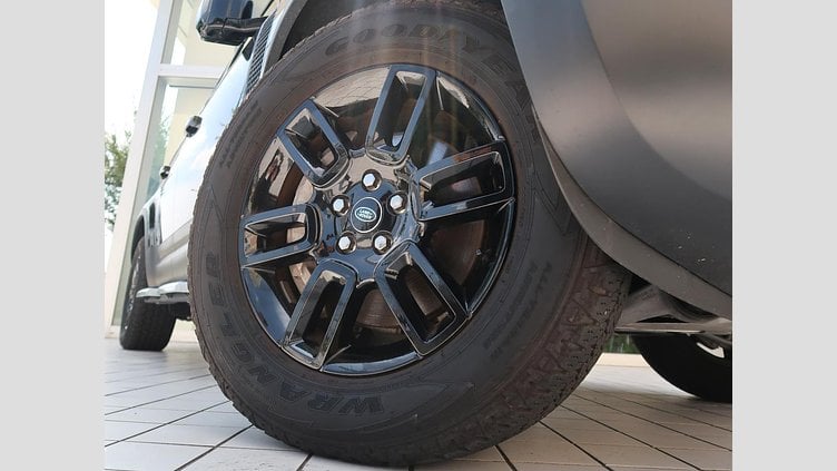 2023 認定中古車 Land Rover Defender 110 サントリーニブラック(メタリック) D300 S