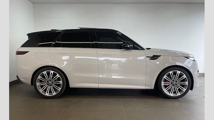 2024 Approved Land Rover Range Rover Sport Borasco Grey Engine: 3.0-litre inline-six turbodiesel with mild-hybrid technology.
Power: 258 kW (approximately 345–350 hp).
Torque: 700 Nm.
Acceleration (0–100 km/h): 5.9 seconds.
Top speed: 234 km/h.
Transmission: 8-speed automatic. RANGE ROVER SPORT 3.0D DYNAMIC