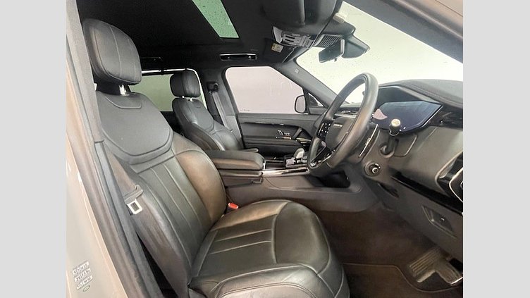 2024 Approved Land Rover Range Rover Sport Borasco Grey Engine: 3.0-litre inline-six turbodiesel with mild-hybrid technology.
Power: 258 kW (approximately 345–350 hp).
Torque: 700 Nm.
Acceleration (0–100 km/h): 5.9 seconds.
Top speed: 234 km/h.
Transmission: 8-speed automatic. RANGE ROVER SPORT 3.0D DYNAMIC