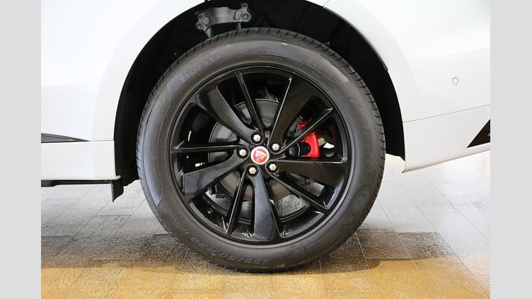 2021 認定中古車 Jaguar F-Pace ユーロンホワイト 2.0P R-DYNAMIC SE