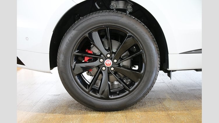 2021 認定中古車 Jaguar F-Pace ユーロンホワイト 2.0P R-DYNAMIC SE