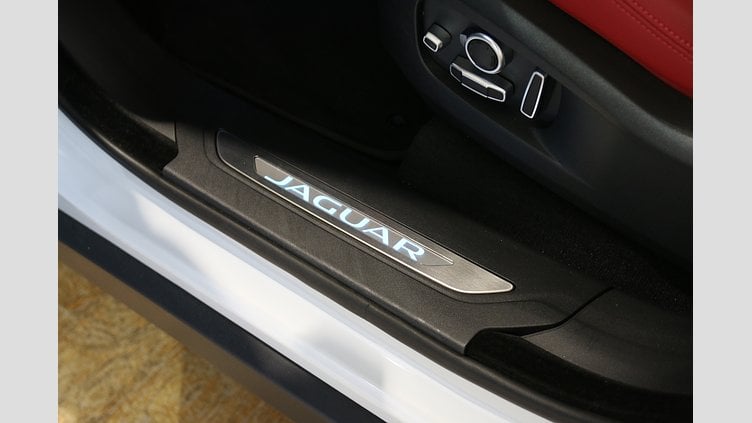 2021 認定中古車 Jaguar F-Pace ユーロンホワイト 2.0P R-DYNAMIC SE