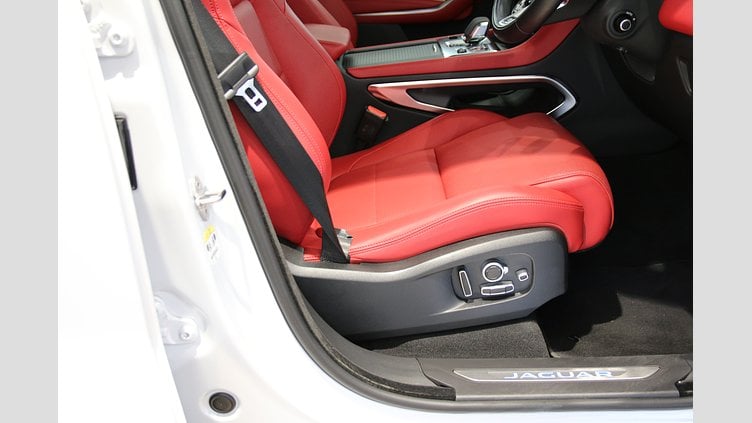 2021 認定中古車 Jaguar F-Pace ユーロンホワイト 2.0P R-DYNAMIC SE