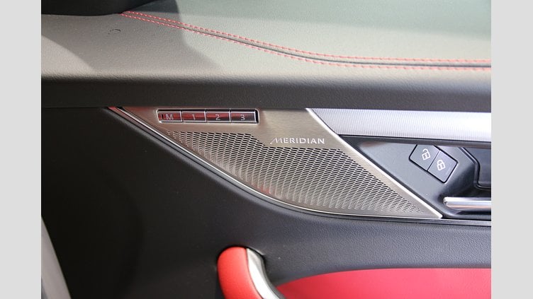2021 認定中古車 Jaguar F-Pace ユーロンホワイト 2.0P R-DYNAMIC SE