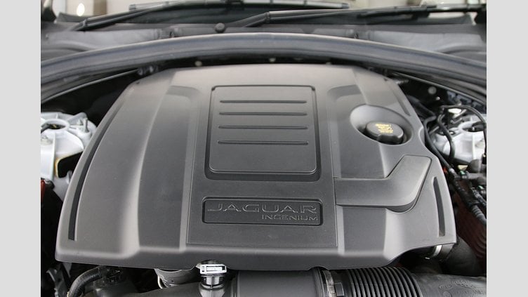 2021 認定中古車 Jaguar F-Pace ユーロンホワイト 2.0P R-DYNAMIC SE