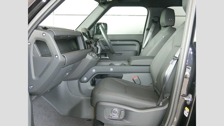 2024 認定中古車 Land Rover Defender 130 サントリーニブラック D350 ディーゼルマイルドハイブリッド Outbound