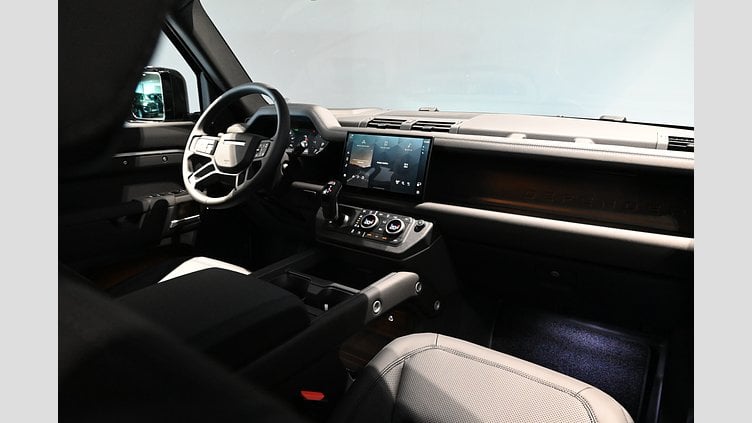 2025 Ny Land Rover Defender 130 Silicon Silver AWD P300e X-Dynamic SE