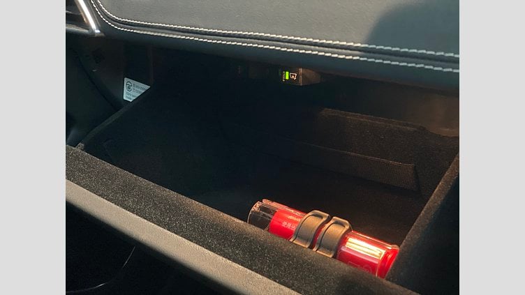 2021 認定中古車 Jaguar XE ブルーファイアブルー オートマチック R-Dynamic　S　AWD