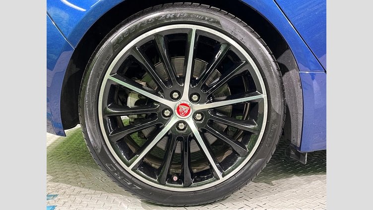 2015 認定中古車 Jaguar XE Bluefire Blue ２WD プレステージ