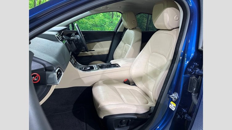 2015 認定中古車 Jaguar XE Bluefire Blue ２WD プレステージ