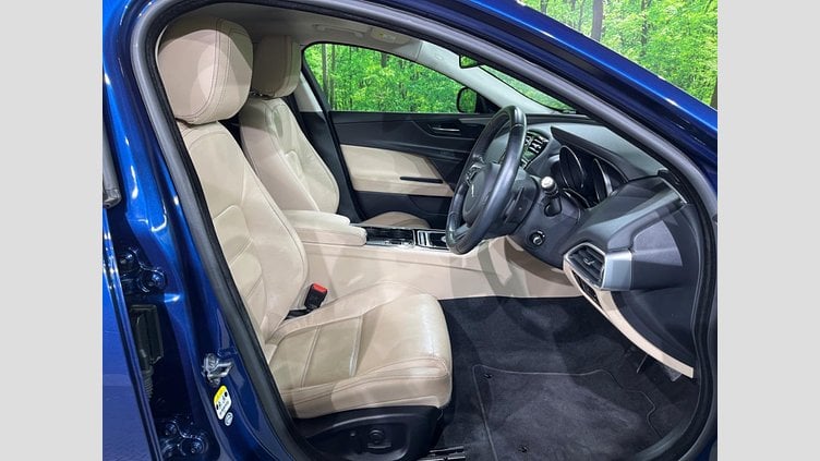 2015 認定中古車 Jaguar XE Bluefire Blue ２WD プレステージ
