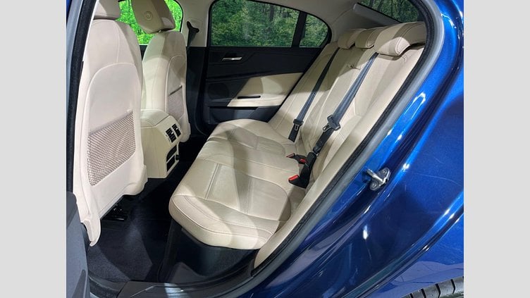 2015 認定中古車 Jaguar XE Bluefire Blue ２WD プレステージ