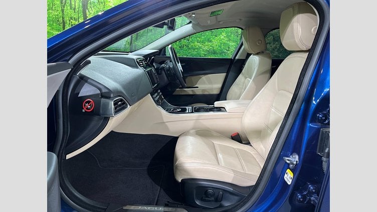 2015 認定中古車 Jaguar XE Bluefire Blue ２WD プレステージ