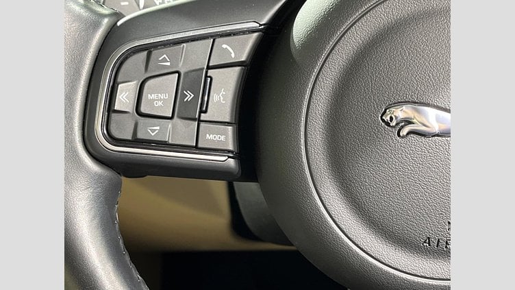 2015 認定中古車 Jaguar XE Bluefire Blue ２WD プレステージ