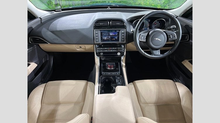2015 認定中古車 Jaguar XE Bluefire Blue ２WD プレステージ