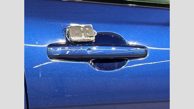 2015 認定中古車 Jaguar XE Bluefire Blue ２WD プレステージ