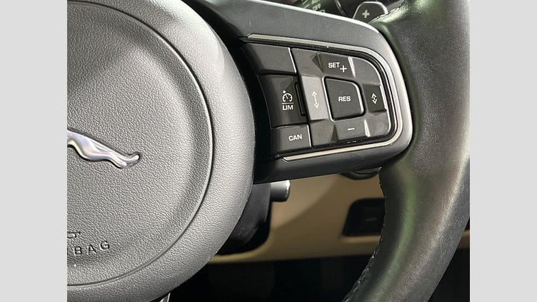 2015 認定中古車 Jaguar XE Bluefire Blue ２WD プレステージ
