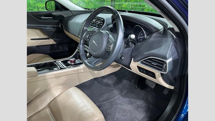 2015 認定中古車 Jaguar XE Bluefire Blue ２WD プレステージ