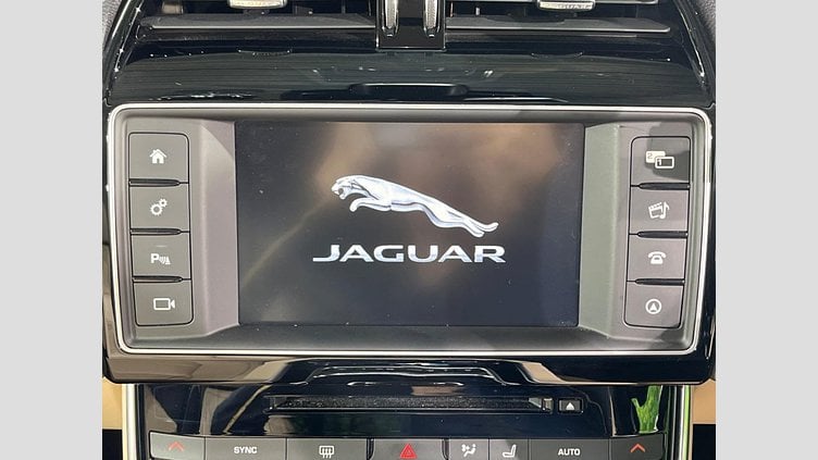 2015 認定中古車 Jaguar XE Bluefire Blue ２WD プレステージ