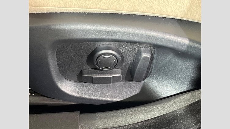 2015 認定中古車 Jaguar XE Bluefire Blue ２WD プレステージ