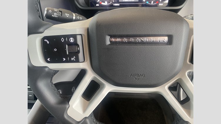 2024 認定中古車 Land Rover Defender 110 Fuji White ８オートマチック SE  P300