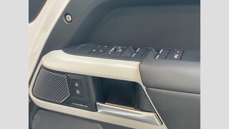 2024 認定中古車 Land Rover Defender 110 Fuji White ８オートマチック SE  P300