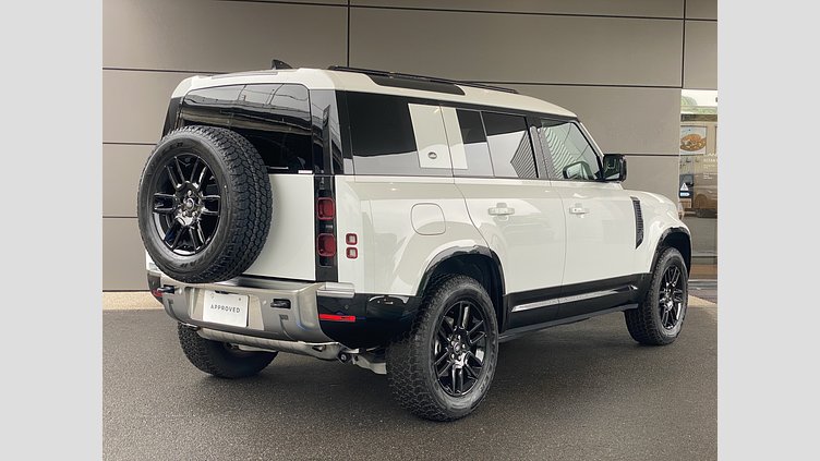 2024 認定中古車 Land Rover Defender 110 Fuji White ８オートマチック SE  P300