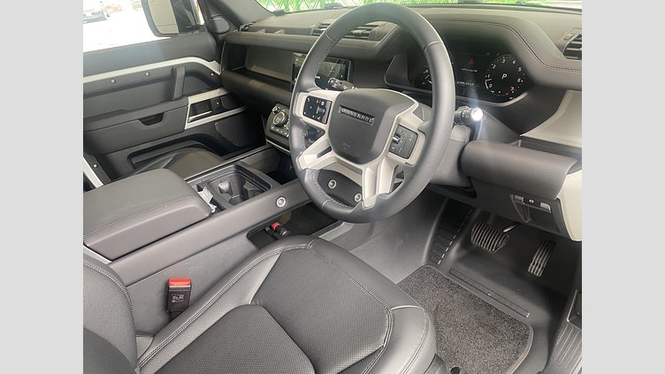 2024 認定中古車 Land Rover Defender 110 Fuji White ８オートマチック SE  P300