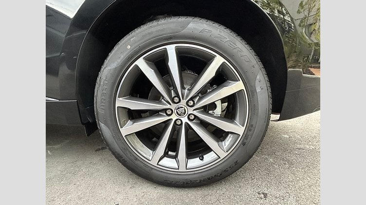 2024 認定中古車 Jaguar F-Pace Santorini Black 2.0L 204D R-DynamicSE