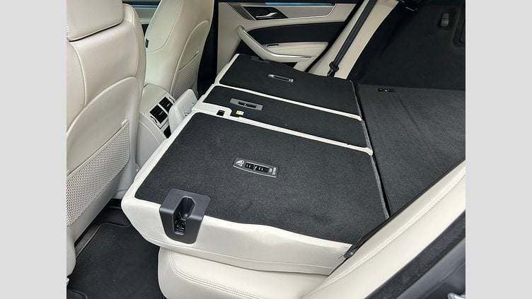 2024 認定中古車 Jaguar F-Pace Santorini Black 2.0L 204D R-DynamicSE