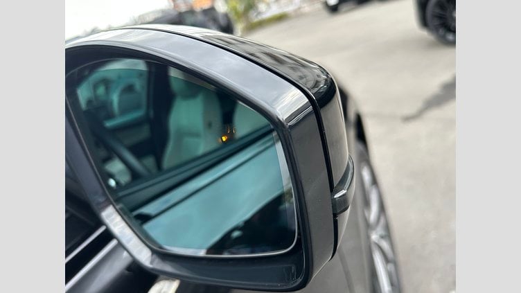 2024 認定中古車 Jaguar F-Pace Santorini Black 2.0L 204D R-DynamicSE