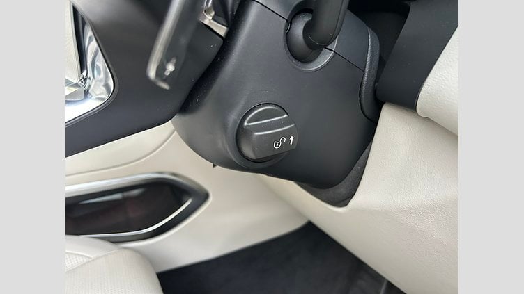 2024 認定中古車 Jaguar F-Pace Santorini Black 2.0L 204D R-DynamicSE