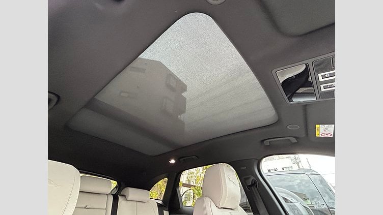 2024 認定中古車 Jaguar F-Pace Santorini Black 2.0L 204D R-DynamicSE