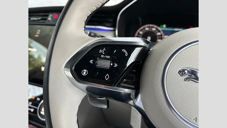 2024 認定中古車 Jaguar F-Pace Santorini Black 2.0L 204D R-DynamicSE