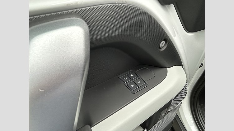 2023 認定中古車 Land Rover Defender 110 Fuji White 3.0L 300D DynamicSE