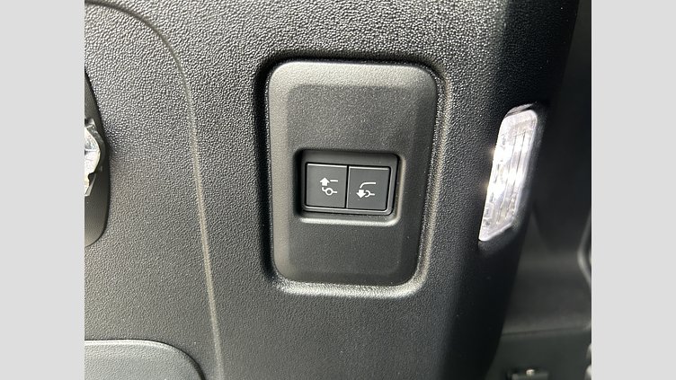 2023 認定中古車 Land Rover Defender 110 Fuji White 3.0L 300D DynamicSE