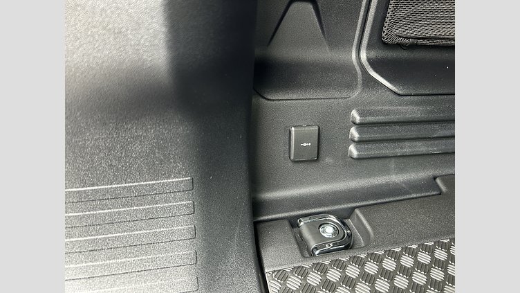 2023 認定中古車 Land Rover Defender 110 Fuji White 3.0L 300D DynamicSE