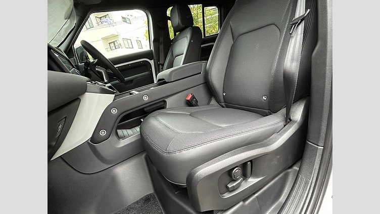 2023 認定中古車 Land Rover Defender 110 Fuji White 3.0L 300D DynamicSE