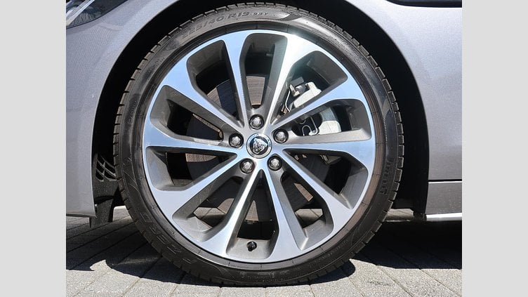 2024 認定中古車 Jaguar XE Eiger Grey Ｐ２５０ ＸＥ Ｒ－ダイナミックＳＥ
