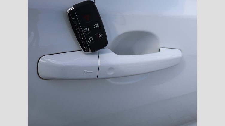 2017 認定中古車 Jaguar XF Polaris White 204PT ピュア