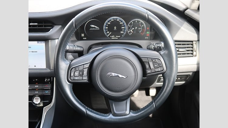 2017 認定中古車 Jaguar XF Polaris White 204PT ピュア