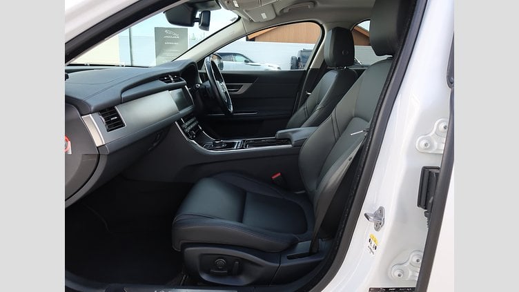 2017 認定中古車 Jaguar XF Polaris White 204PT ピュア