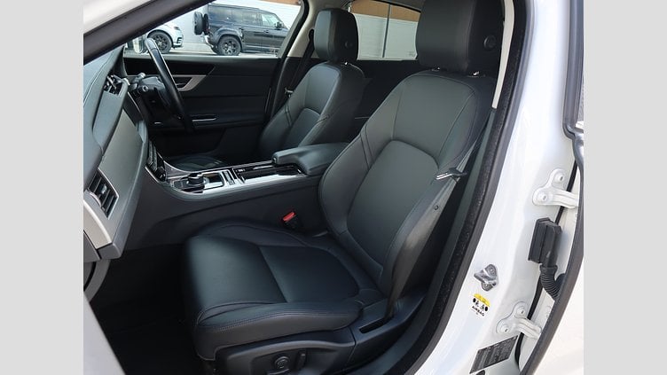 2017 認定中古車 Jaguar XF Polaris White 204PT ピュア
