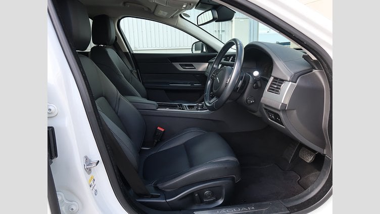 2017 認定中古車 Jaguar XF Polaris White 204PT ピュア