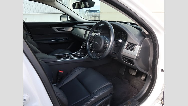 2017 認定中古車 Jaguar XF Polaris White 204PT ピュア